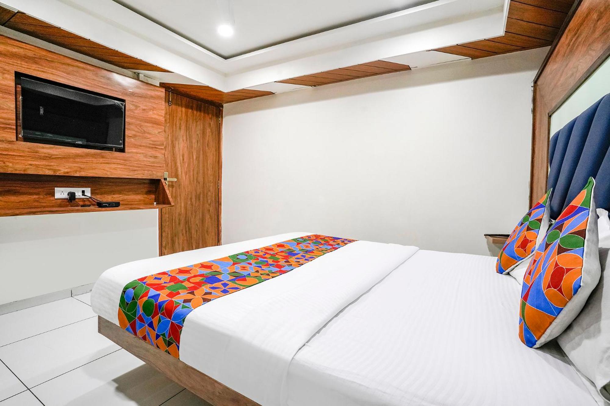 Fabexpress Royal Bird Hotel Ahmedabad Exterior foto